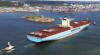 Emma Maersk, vrldens strsta containerfartyg, hon lastar 11000 TEU. 400 m lng och lastar 20 containers i bredd.