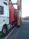 Grensletrucken lossar en 40 fots container frn ett trailerchassi.