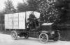 Scania mjlkbil med kompakta gummihjul och ett stort signalhorn, 1909.