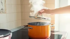 Ska man ha lock på kastrullen när man kokar soppa – eller inte? Kockarnas slutgiltiga svar