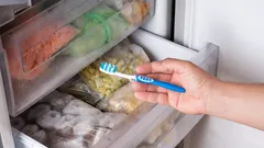 Överraskande fördelar med att frysa tandborsten – så fungerar metoden
