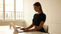 Så stärker du bålen diskret vid skrivbordet – magövningen som får ryggen att jubla