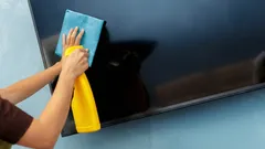 Många rengör tv:n fel – så gör du det utan ränder och repor