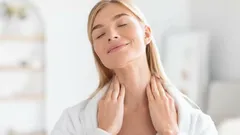 Naturliga knep för fastare hud på halsen – så minskar du rynkor snabbt
