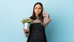 7 vanor som förstör dina krukväxter – men som du tror är helt normala