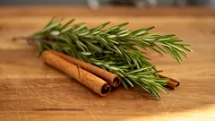 Blanda rosmarin med kanel: vad ritualen gör och dess fördelar
