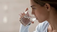 Behöver man verkligen dricka 2 liter vatten om dagen – och kan det ersättas med andra drycker?