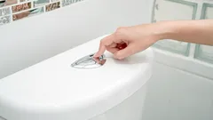 Vet du varför moderna toaletter har två spolknappar?