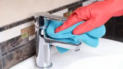 Hur experter rekommenderar att ta bort kalkavlagringar från kranar och behålla deras spegelblanka glans länge