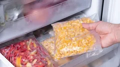 Vilka livsmedel du absolut inte ska frysa – men som många ändå lägger i frysen