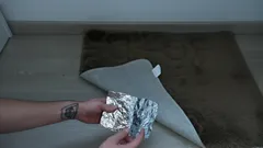 Varför lägger många människor i Kina och Tyskland folie under mattan?