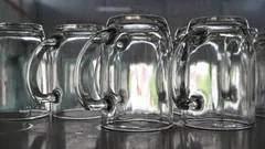 Varför du inte bör torka glas med botten upp efter diskning