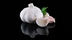 Myter och fakta om vitlök – vem bör undvika att äta den?