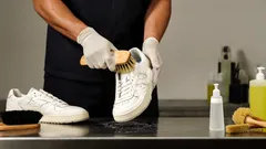 Så får du vita sneakers skinande rena hemma – enkla metoder som funkar