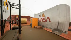 Fyra frivilliga bor på 'Mars' i ett år: Vad är målet och vad har hänt efter en månad?