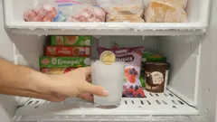 Varför smarta personer lägger ett mynt i frysen varje gång de är borta länge från hemmet