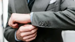 Därför har kavajärmar ”värdelösa” knappar – det här visste du garanterat inte