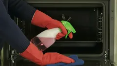 Hur du enkelt rengör ugnen: praktiska tips för ett skinande resultat