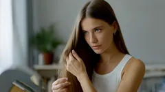 Vet du vilken vitaminbrist som orsakar grått hår och håravfall och i vilka livsmedel den finns?