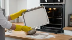 Hur du snabbt och enkelt rengör en ugnsplåt från bränd mat – de bästa hushållstipsen