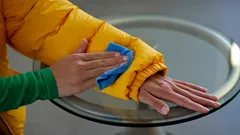 2 skedar på dunjackan – och du slipper tvätta: även gamla fläckar försvinner direkt