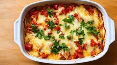 Så gör du krämig pastagratäng med kyckling och tomat – familjens nya favorit