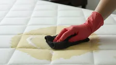 Så får du bort gula fläckar på madrassen med enkla husmorstips