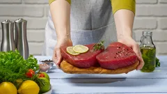 Varför du absolut inte ska skölja rått kött innan tillagning